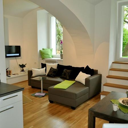 Ferienwohnung Im Univiertel Mit Garten Graz Exterior foto